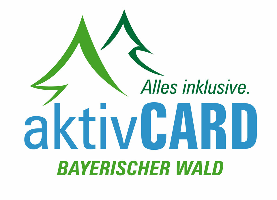 Logo mit zwei gr&uuml;nen stilisierten Bergen und dem Text: &bdquo;Alles inklusive. aktivCARD BAYERISCHER WALD&ldquo;, perfekt f&uuml;r G&auml;ste des Hotel Bodenmais.