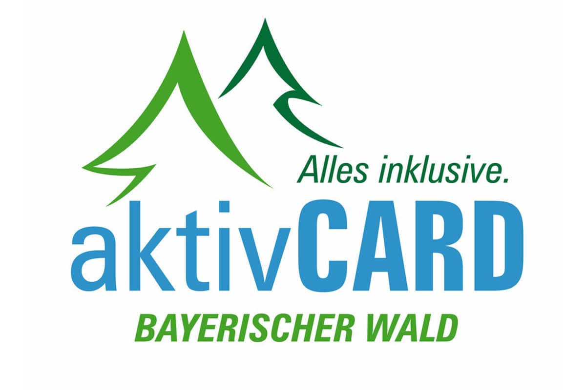 Logo mit zwei grünen stilisierten Bäumen und Text: „Alles inklusive. aktivCARD BAYERISCHER WALD. Genießen Sie exklusive Zugänge und Vorteile während Ihres Aufenthalts im Hotel Bodenmais, eingebettet in die wunderschöne Umgebung von Bodenmais.“.