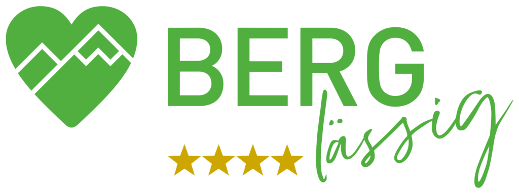 Gr&uuml;nes Herz mit Bergmotiv, Schriftzug &bdquo;BERG l&auml;ssig&ldquo; und darunter vier gelbe Sterne.