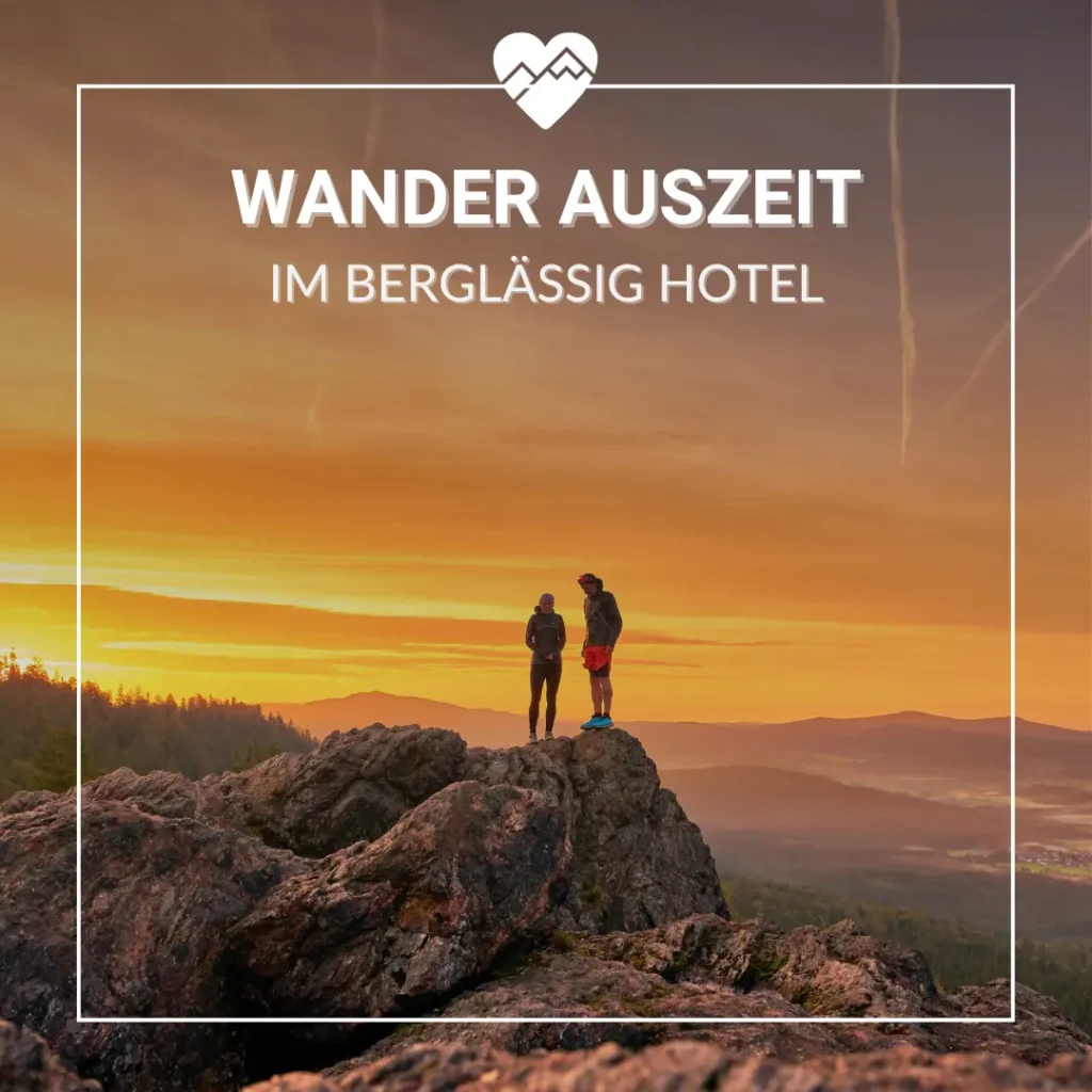 Zwei Wanderer stehen bei Sonnenuntergang auf einem Felsen und blicken auf die Berge; der Text wirbt f&uuml;r einen Wanderausflug in einem Berghotel.